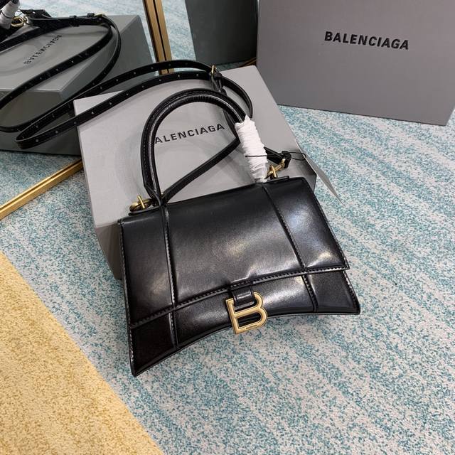 正品级 全新升级版出货 出 你们问了n遍的沙漏包来la! Balenciagα本季重磅hourglass鳄鱼纹沙漏包,独特的标志性弧线形状造型极具辨识度,一眼就 正品级 全新升级版出货 出 你们问了n遍的沙漏包来la! Balenciagα本季重磅hourglass鳄鱼纹沙漏包,独特的标志性弧线形状造型极具辨识度,一眼就