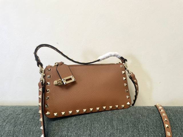 Vt新款小巧手挎包 型号：5500 尺寸：19X13X7Cm Valentino Garavani Rockstud 小号粒面小牛皮斜挎包,标志性的钩扣开合设计
