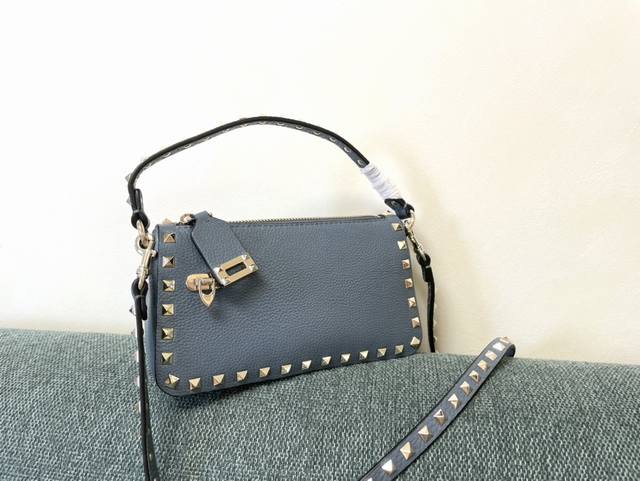 Vt新款小巧手挎包 型号：5500 尺寸：19X13X7Cm Valentino Garavani Rockstud 小号粒面小牛皮斜挎包,标志性的钩扣开合设计