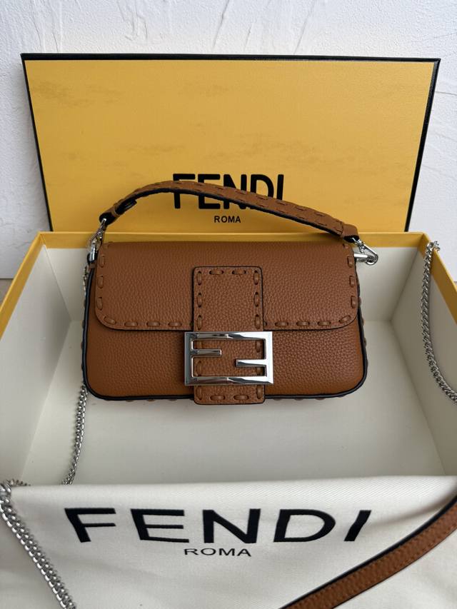 正品级 手缝法棍家族新成员 手工缝制进口牛皮,顶级全钢复古五金搭配独家工艺媲美原版有过之无不及手感超好 内里也是非常够装!~ Size:19.5X4.5X13C 正品级 手缝法棍家族新成员 手工缝制进口牛皮,顶级全钢复古五金搭配独家工艺媲美原版有过之无不及手感超好 内里也是非常够装!~ Size:19.5X4.5X13C