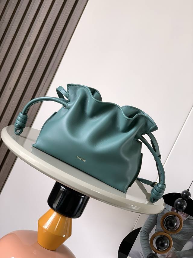 原厂皮 新版本福袋迷你23Cm新款纳帕牛皮革flamenco手拿包福袋采用拉绳收紧，并打上标志性的盘绕结这个版本采用纳帕牛皮革制成不得不说，这个品牌将皮质的柔软