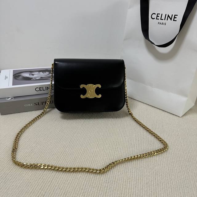 正品级 新品现货 是谁说凯旋门没有链条包？？ 最新celine College Triomphe 经典黑金凯旋门 来啦 多角度切割链条 不易掉色 太精致啦～ 风