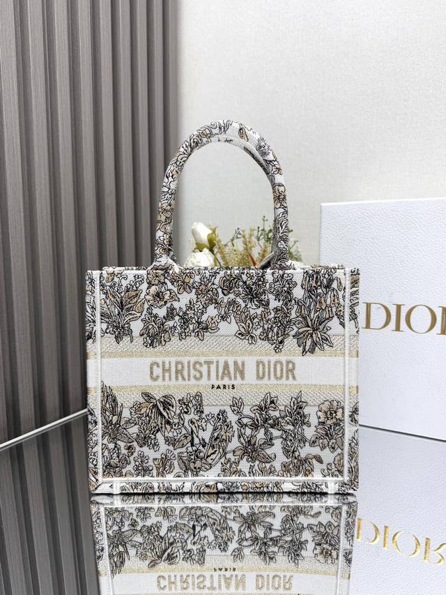 正品级 ，高版本 新款独角兽金色花小号 购物袋 比mini号大些，比原来的小号小一点 席卷整个时尚圈的复古风d字母刺绣 全手工立体刺绣 凹凸有致 浓厚的复古艺术