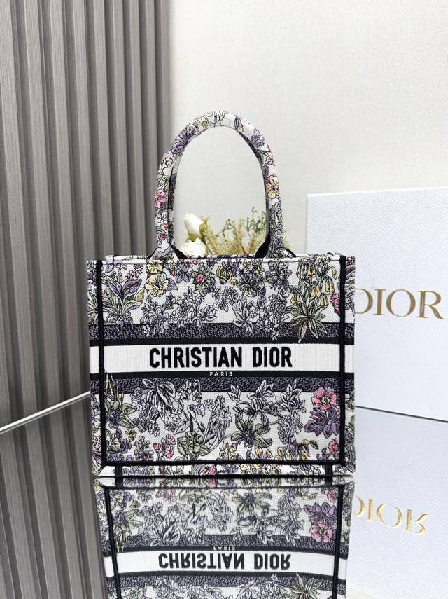 正品级 ，高版本 新款独角兽白色花小号 购物袋 比mini号大些，比原来的小号小一点 席卷整个时尚圈的复古风d字母刺绣 全手工立体刺绣 凹凸有致 浓厚的复古艺术