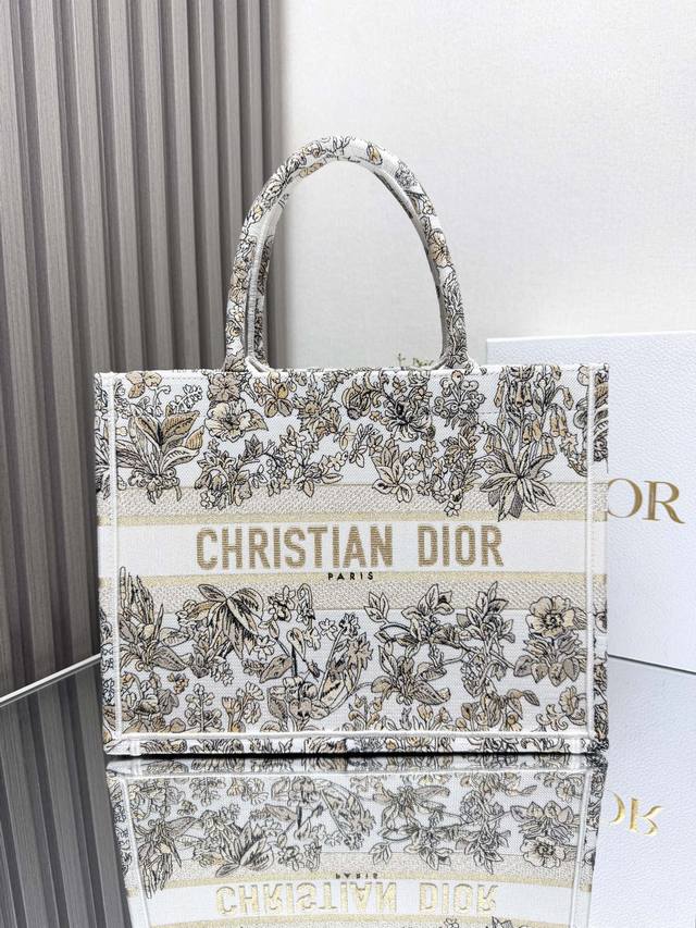 正品级 ，高版本 新款独角兽金色花 中号 Dior Book Tote 购物袋 这款book Tote手袋灵感来自女装创意总监玛丽亚 嘉茜娅 蔻丽 Maria