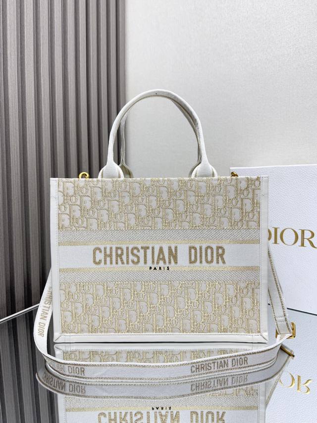 正品级 ，高版本 金d刺绣拼皮配肩带 中号 Dior Book Tote 购物袋 这款book Tote手袋灵感来自女装创意总监玛丽亚 嘉茜娅 蔻丽 Maria