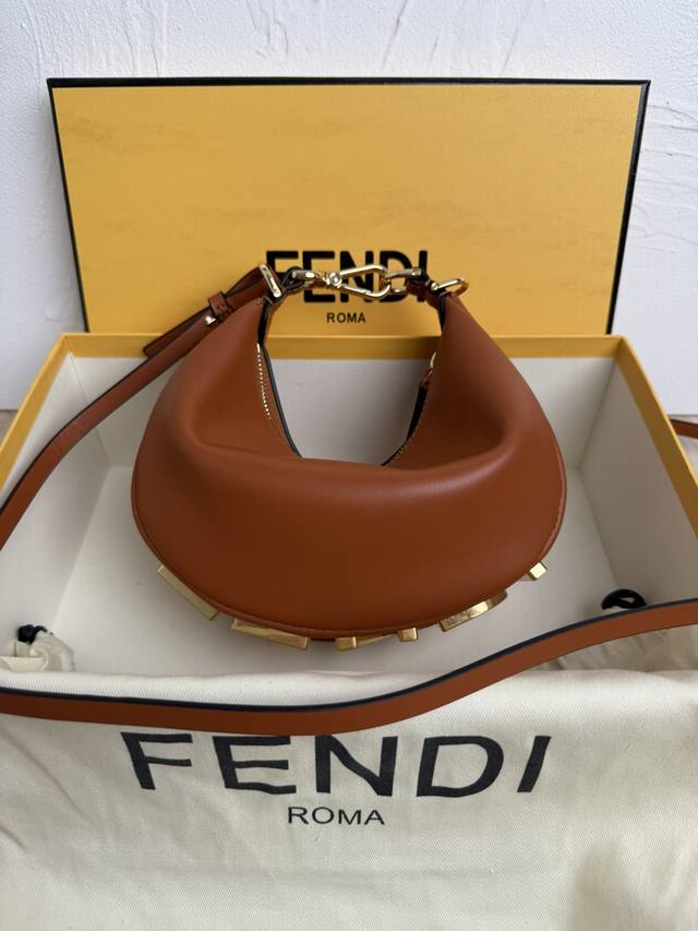 正品级 新尺寸小号praphy腋下包，以月牙造型为特色，把经典金属大logo[Fend1]装饰在包包底部，包包的轮廓很贴切身体的线条，背在腋下的时候时尚感满满，