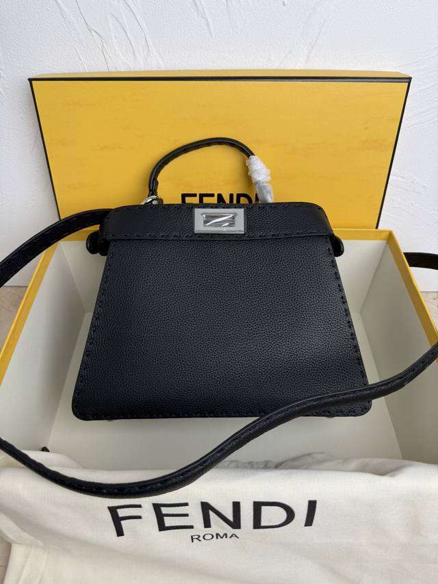 正品级 Fend1Peekabooiseeu中号手袋，荔枝纹小牛皮材质，两侧缀以经典的扭锁，软纳帕皮革衬里，两个隔层由硬质隔板隔开，配有系扣内部口袋和金色金属件