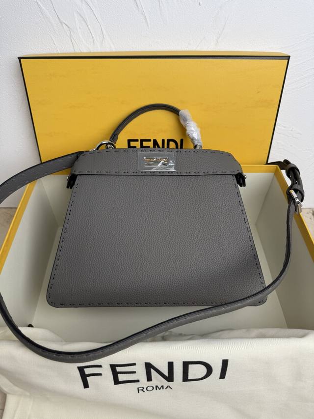 正品级 Fend1Peekabooiseeu中号手袋，荔枝纹小牛皮材质，两侧缀以经典的扭锁，软纳帕皮革衬里，两个隔层由硬质隔板隔开，配有系扣内部口袋和金色金属件