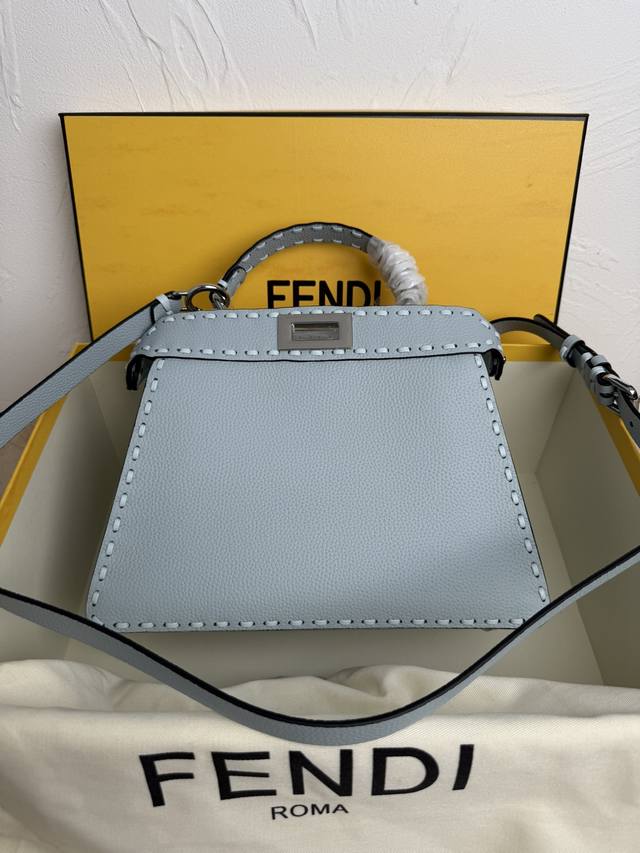 正品级 Fend1Peekabooiseeu中号手袋，荔枝纹小牛皮材质，两侧缀以经典的扭锁，软纳帕皮革衬里，两个隔层由硬质隔板隔开，配有系扣内部口袋和金色金属件