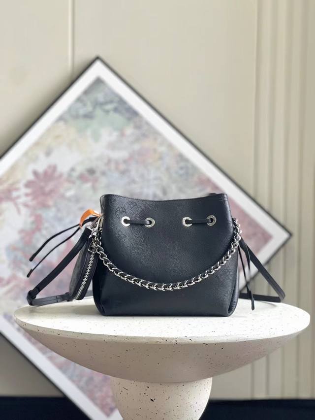 正品级 顶级原单,M57070黑色5 1杏色57068粉色 Muria水桶包取材镂花小牛皮其上冲孔缓缓勾勒 Monogram 图案,点缀铭牌与钥匙包。搭配编织手 正品级 顶级原单,M57070黑色5 1杏色57068粉色 Muria水桶包取材镂花小牛皮其上冲孔缓缓勾勒 Monogram 图案,点缀铭牌与钥匙包。搭配编织手