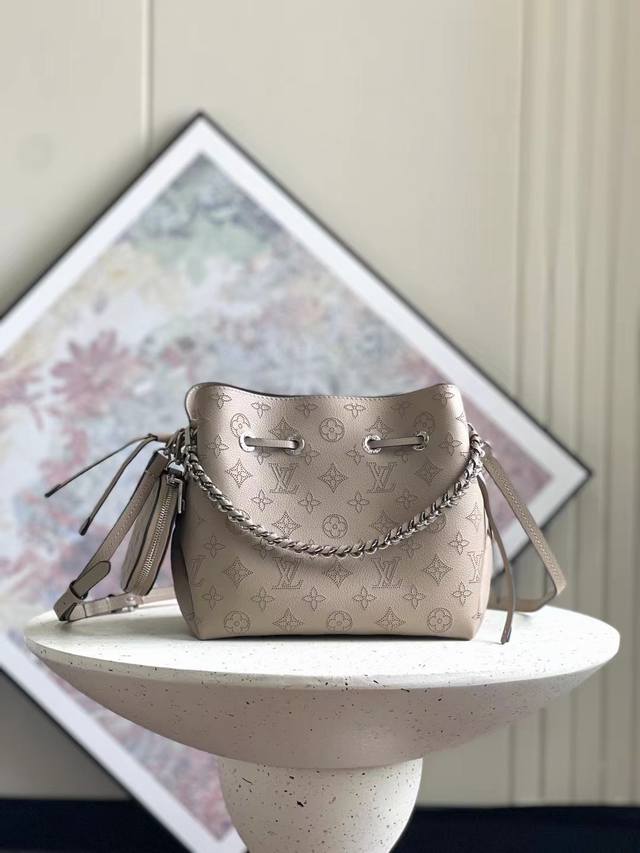 正品级 顶级原单,M57070黑色5 1杏色57068粉色 Muria水桶包取材镂花小牛皮其上冲孔缓缓勾勒 Monogram 图案,点缀铭牌与钥匙包。搭配编织手 正品级 顶级原单,M57070黑色5 1杏色57068粉色 Muria水桶包取材镂花小牛皮其上冲孔缓缓勾勒 Monogram 图案,点缀铭牌与钥匙包。搭配编织手