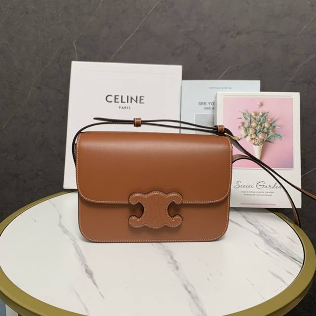 正品级 Celine 新品上线新款～浮雕凯旋门。这款是在凯旋门box的基础上，做了些改动，把五金logo改成浮雕皮扣logo ，肩带两边的五金也取消了。整个设计