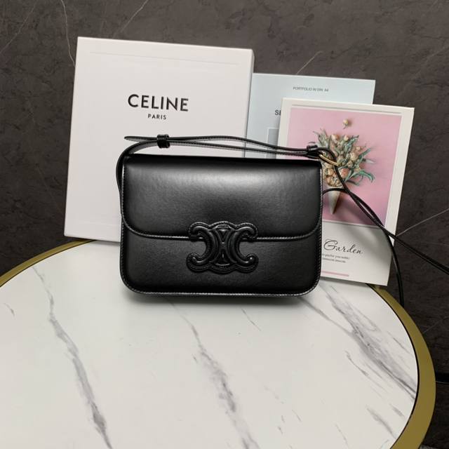 正品级 Celine 新品上线新款～浮雕凯旋门。这款是在凯旋门box的基础上，做了些改动，把五金logo改成浮雕皮扣logo ，肩带两边的五金也取消了。整个设计