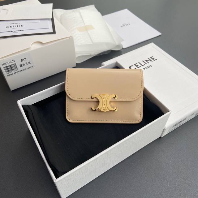 原厂皮 特级纯钢五金原厂皮 Triomphe亮泽牛皮革翻蓋卡包 按扣開合 1個主隔層 2個內側卡槽 1个內側扁平口袋 1个外側扁平囗袋 编号:10I582Cpj