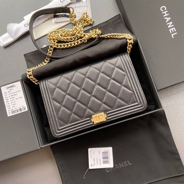 原厂皮 Woc系列 :19.5Cm 时尚与经典融为一体，永不过时 皮料：原厂进口黑色细球纹牛皮 五金：全钢鎏金 Size：W19.5×H13×D3.5 型号：8