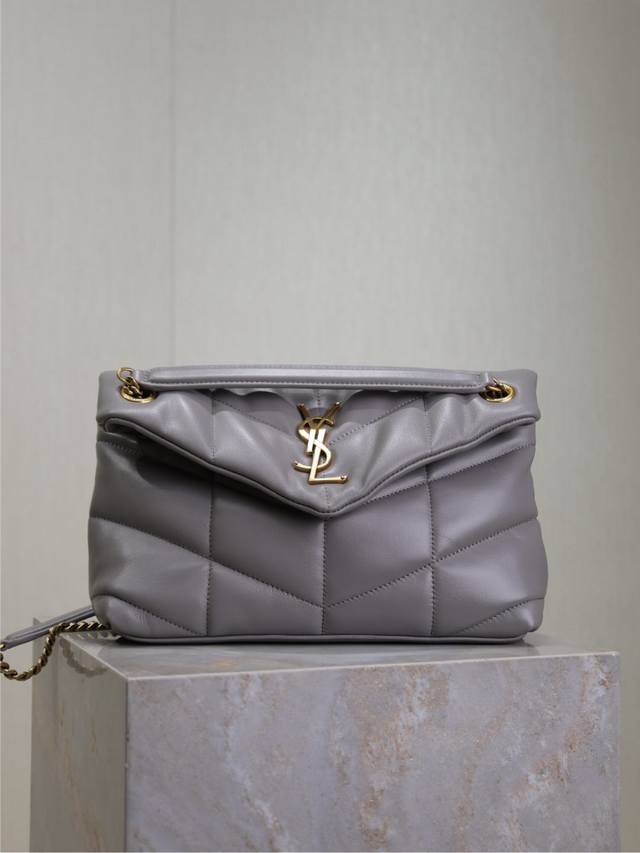 正品级 灰色羊皮配金扣 29Cm Loulou Puffer_绗缝油蜡皮链条包，100%小牛皮制作，手感柔软细腻，犹如怀抱云朵般的感受；经典的y家logo、链条