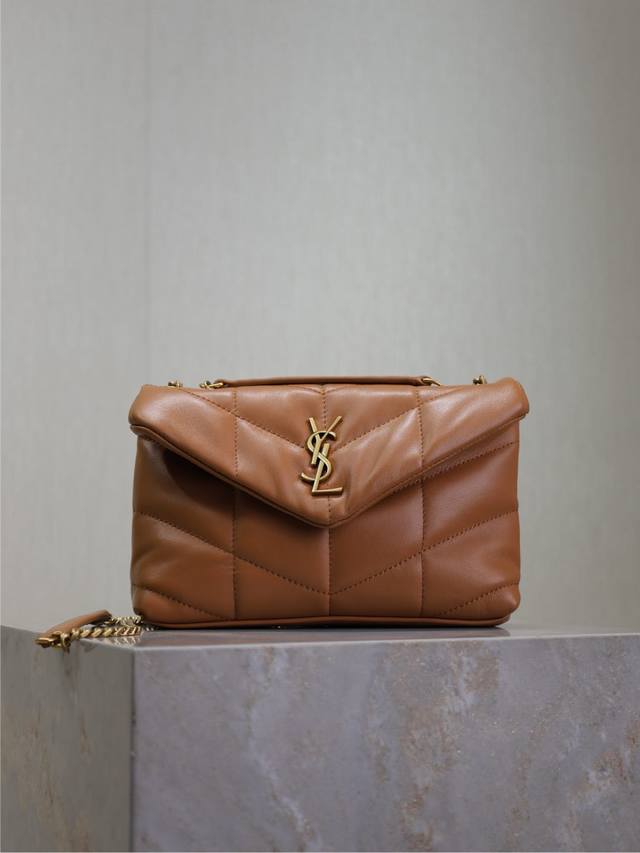 正品级 焦糖金扣 双链条23Cm Loulou Puffer Mini_迷你号双链条包来袭!整包采用进口小羊皮制作,搭配y家斜条纹绗缝工艺,拥有柔和质地的前翻盖 正品级 焦糖金扣 双链条23Cm Loulou Puffer Mini_迷你号双链条包来袭!整包采用进口小羊皮制作,搭配y家斜条纹绗缝工艺,拥有柔和质地的前翻盖