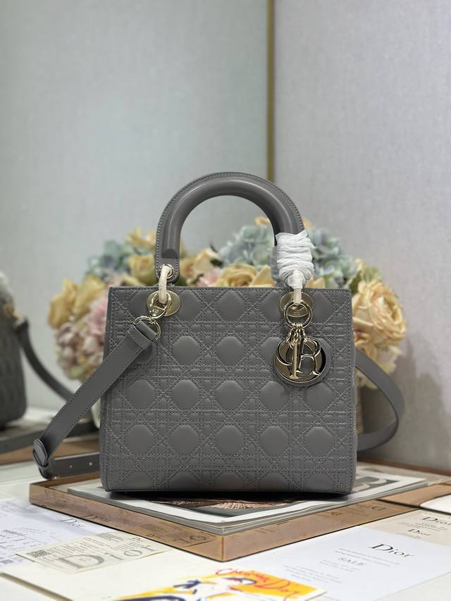 正品级 ，高版本 中号 Lady Dior 新工艺双绣线藤格纹手袋 五格灰羊 这款 Lady Dior 手袋集中体现了 Dior 对典雅和美丽的深刻洞见。采用灰