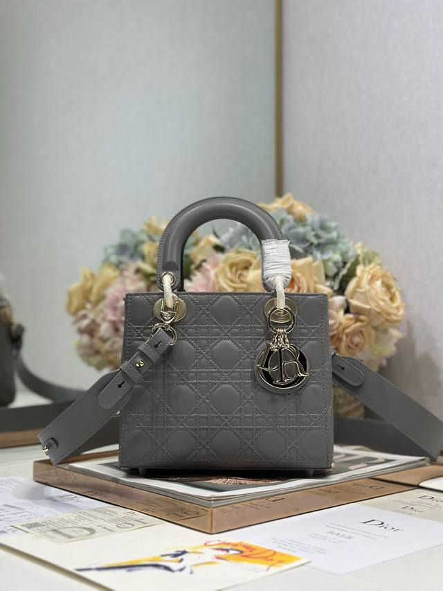 正品级 ，高版本 小号 Lady Dior 新工艺双绣线藤格纹手袋 四格灰羊 这款 Lady Dior My Abcdior 手袋来自 Dior Or 系列，集