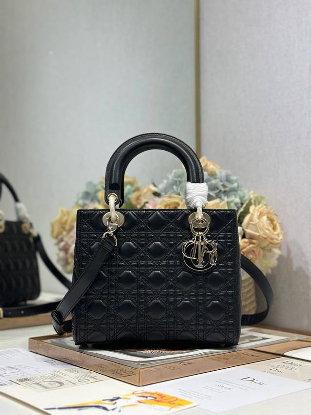 正品级 ，高版本 中号 Lady Dior 新工艺双绣线藤格纹手袋 五格黑羊 这款 Lady Dior 手袋集中体现了 Dior 对典雅和美丽的深刻洞见。采用黑