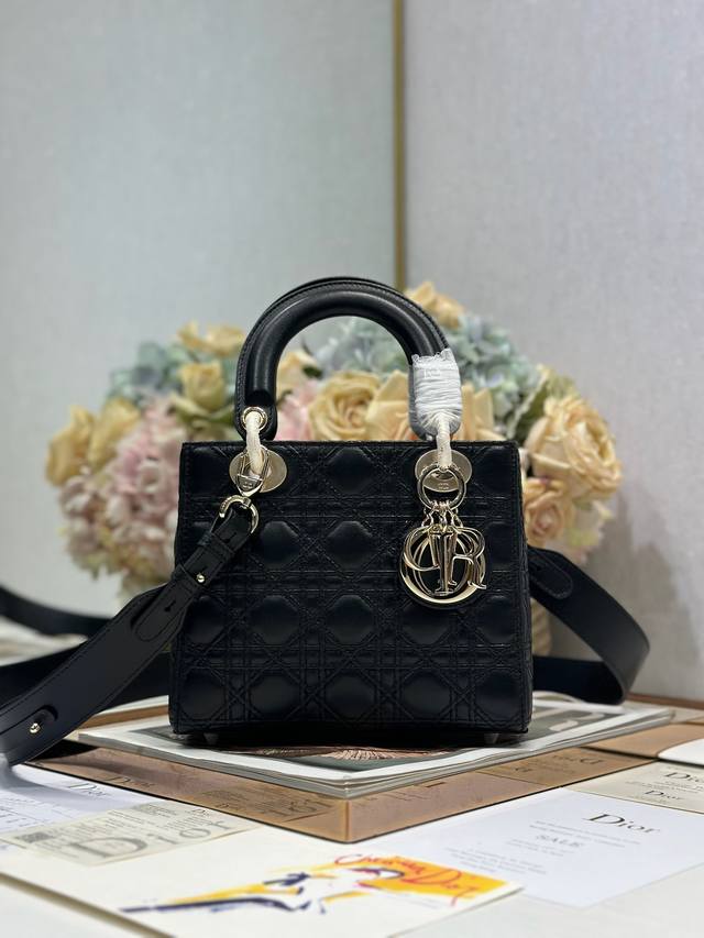 正品级 ，高版本 小号 Lady Dior 新工艺双绣线藤格纹手袋 四格黑羊 这款 Lady Dior My Abcdior 手袋来自 Dior Or 系列，集