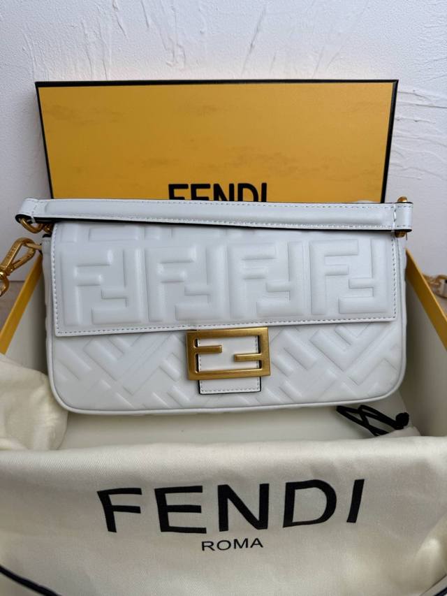 正品级 Baguette手袋 皮革手袋 更多细节 Iconic Baguette中号手袋,纳帕软皮革材质,饰有三维纹理ff图案。缀以ff搭扣。设有正面翻盖、磁扣 正品级 Baguette手袋 皮革手袋 更多细节 Iconic Baguette中号手袋,纳帕软皮革材质,饰有三维纹理ff图案。缀以ff搭扣。设有正面翻盖、磁扣