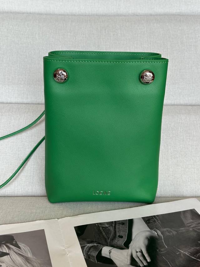 原厂皮 Low光滑牛皮革pebble小袋 采用折叠结构、管状肩带和双重标志性 *Anagram Pebble.可调节肩带,63厘米-123厘米长 .一个内袋皮革 原厂皮 Low光滑牛皮革pebble小袋 采用折叠结构、管状肩带和双重标志性 *Anagram Pebble.可调节肩带,63厘米-123厘米长 .一个内袋皮革