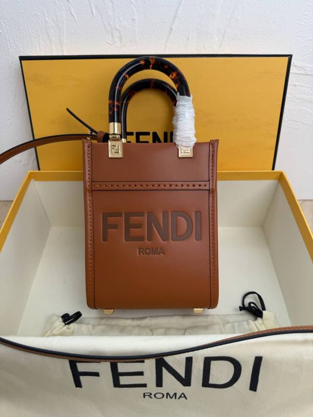 正品级 Sunshine迷你手提袋 棕色皮革迷你手袋更多细节 Sunshine棕色皮革迷你手提袋,饰有烫印“Fendi Roma”字样和硬质有机玻璃提手,呈现玳 正品级 Sunshine迷你手提袋 棕色皮革迷你手袋更多细节 Sunshine棕色皮革迷你手提袋,饰有烫印“Fendi Roma”字样和硬质有机玻璃提手,呈现玳