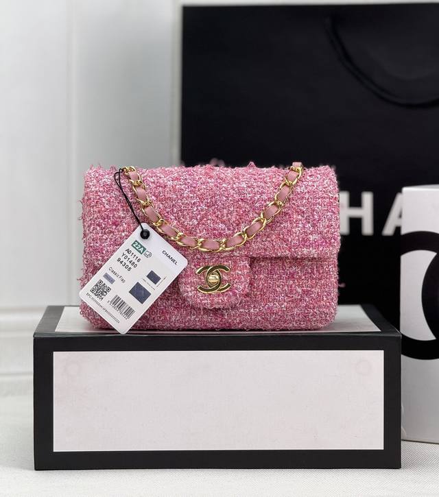 Chanel Cf毛呢系列！这是一款能被身边所有朋友都称美的包 华而不俗 仔细看每一根纱线 都是用心血编织出来的 真的希望得到你们真心的喜欢size：款号小号1