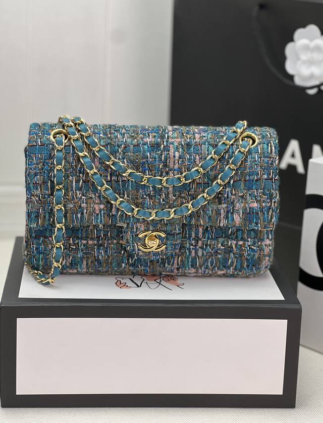 Chanel Cf毛呢系列！这是一款能被身边所有朋友都称美的包 华而不俗 仔细看每一根纱线 都是用心血编织出来的 真的希望得到你们真心的喜欢size：款号大号：