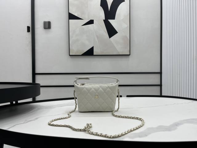 A P4416 Chane125C饭盒包 小牛皮与金属链条设计风格 双c Logo 小巧身 能轻松容纳手机及日常必需品 无论是搭配休闲装还是正装，都能轻松驾驭