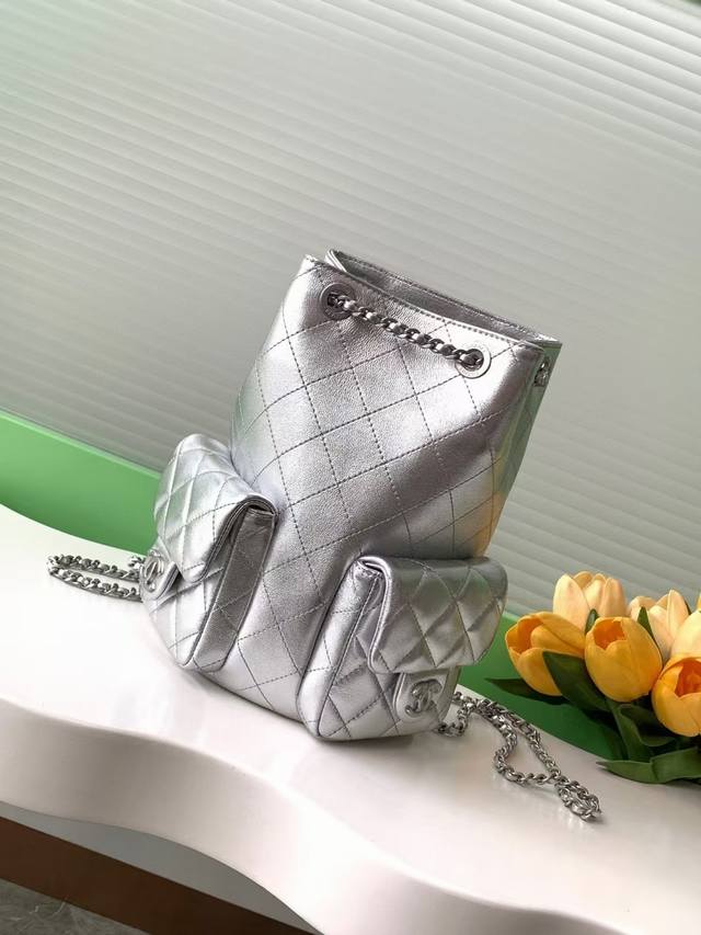 25C早春度假系列 牛仔布 双肩背包肩带依然皮穿链风格手提单间双肩！能容纳很多物品，百搭复古大气，这样好看实用的背包你难道不爱吗♀必须买 款号as5310 尺寸