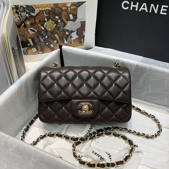 A1116咖啡羊金现货， Cf 原单货 最新版本 完美无可挑剔 法国进口绵羊皮 菱格饱满 整个包的形状柔软度手感都非常好 从里至外细节特别完美 底部任意拧压都会