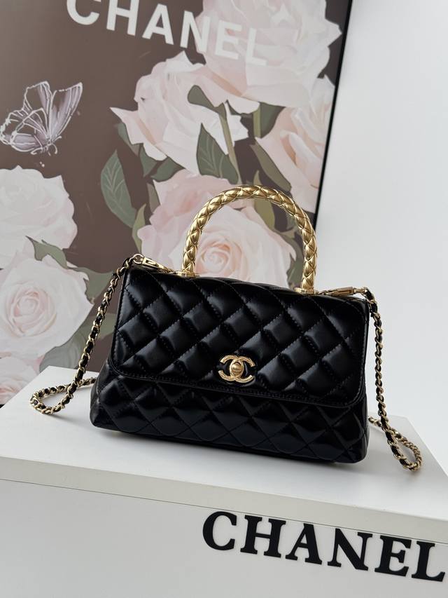 Chane1。24A 手工访系列 爆款来袭92990 Cocohandle 经典之作 采用了光面牛皮 金属手柄设计金光闪闪 超贵气 这种复古的设计风格简直爱不释