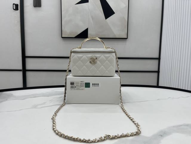 A9 3 Chanel 24C 水钻字母手柄口红包 小羊皮l水钻手柄精致又贵气 双c Logo很特别 手拎 斜挎 单肩都好看 真的太美了 尺寸:17Cm A9 3 Chanel 24C 水钻字母手柄口红包 小羊皮l水钻手柄精致又贵气 双c Logo很特别 手拎 斜挎 单肩都好看 真的太美了 尺寸:17Cm