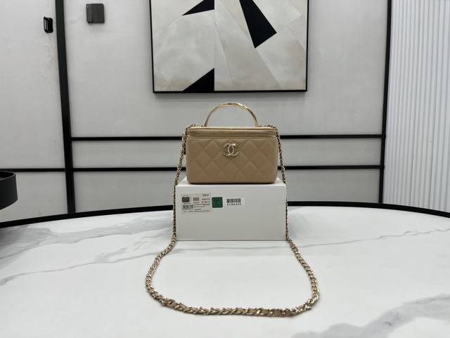 A9 3 Chanel 24C 水钻字母手柄口红包 小羊皮l水钻手柄精致又贵气 双c Logo很特别 手拎 斜挎 单肩都好看 真的太美了 尺寸:17Cm