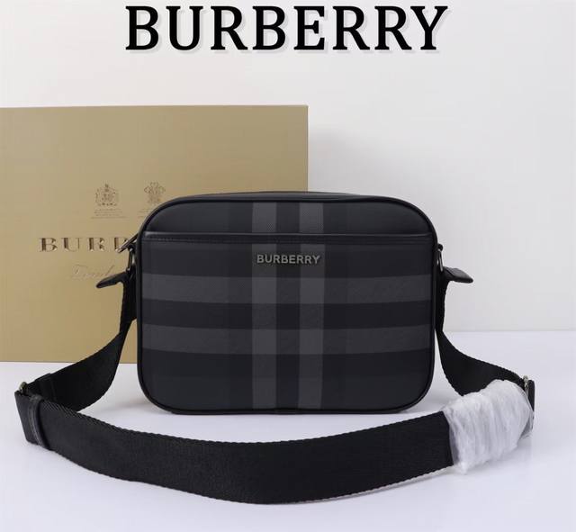 精巧的斜背包,选用 Burberry 格纹和光滑皮革材质打造。 25 X 5 X 18Cm 正面饰有 Burberry 立体字母徽标,此件精品的主要材料中至少 精巧的斜背包,选用 Burberry 格纹和光滑皮革材质打造。 25 X 5 X 18Cm 正面饰有 Burberry 立体字母徽标,此件精品的主要材料中至少