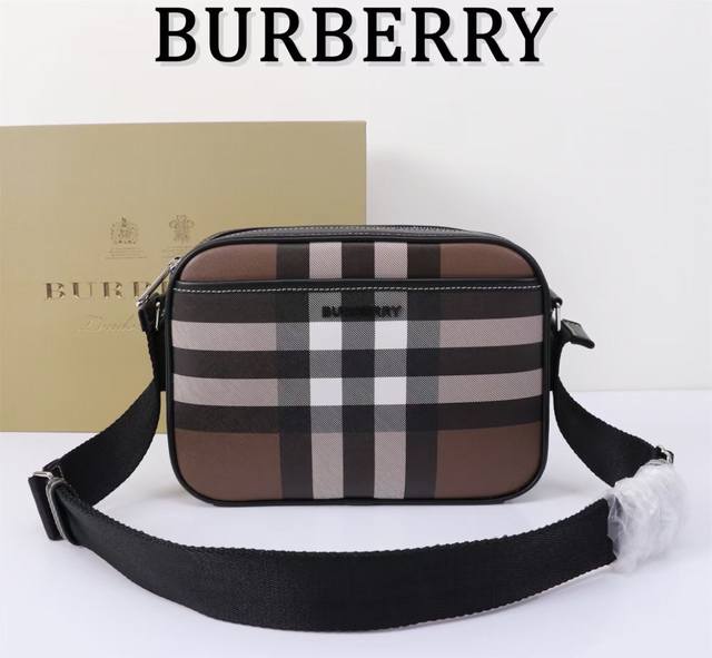精巧的斜背包,选用 Burberry 格纹和光滑皮革材质打造。 25 X 5 X 18Cm 正面饰有 Burberry 立体字母徽标,此件精品的主要材料中至少 精巧的斜背包,选用 Burberry 格纹和光滑皮革材质打造。 25 X 5 X 18Cm 正面饰有 Burberry 立体字母徽标,此件精品的主要材料中至少