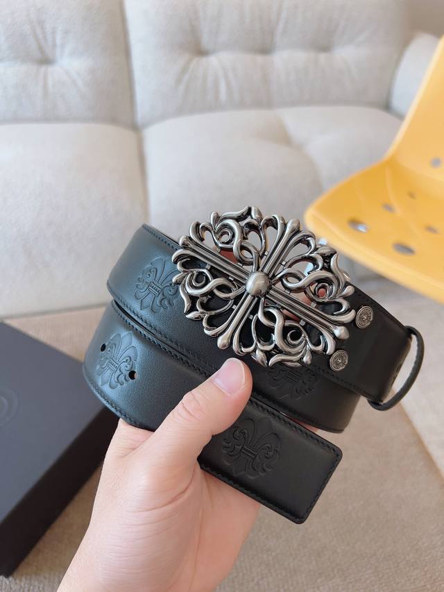 克罗心腰带,是一款明星网红爱不释手品牌;采用精选双面头层牛皮制作,由选料到制作都是经过精心筛选,搭配复古五金元素点缀。呈现出独特、个性、潮流休闲风格;是一款不可 克罗心腰带,是一款明星网红爱不释手品牌;采用精选双面头层牛皮制作,由选料到制作都是经过精心筛选,搭配复古五金元素点缀。呈现出独特、个性、潮流休闲风格;是一款不可