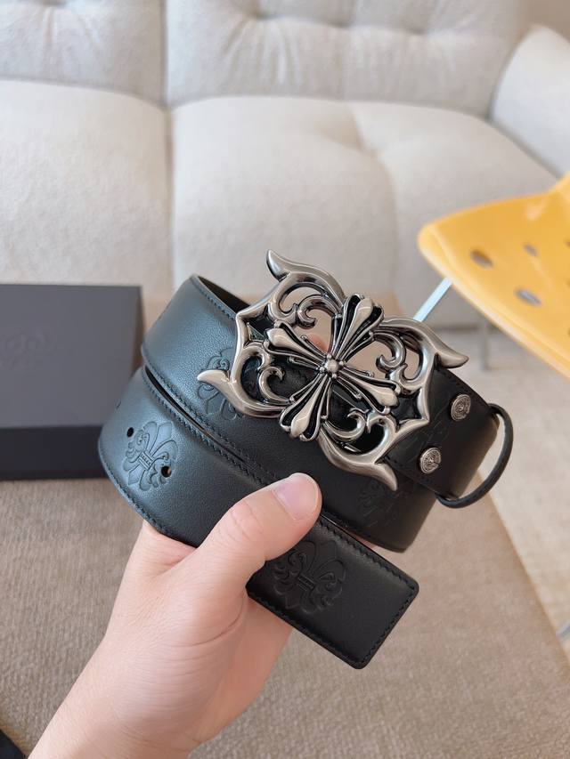 克罗心腰带,是一款明星网红爱不释手品牌;采用精选双面头层牛皮制作,由选料到制作都是经过精心筛选,搭配复古五金元素点缀。呈现出独特、个性、潮流休闲风格;是一款不可 克罗心腰带,是一款明星网红爱不释手品牌;采用精选双面头层牛皮制作,由选料到制作都是经过精心筛选,搭配复古五金元素点缀。呈现出独特、个性、潮流休闲风格;是一款不可