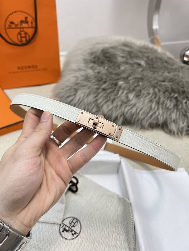 爱马仕 1.8Mm 女款 凯莉 顶级原单 原厂进口皮 专柜五金 K金 铂金 玫金 长度可调节 专柜同款 经典款式 爱马仕 1.8Mm 女款 凯莉 顶级原单 原厂进口皮 专柜五金 K金 铂金 玫金 长度可调节 专柜同款 经典款式