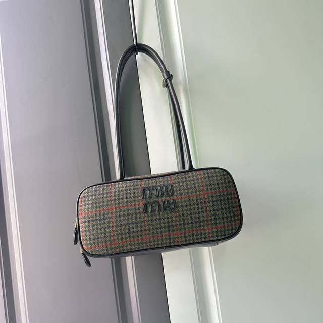 Miumiu 5Bb147:Miu新品千乌格保龄球,采用全新羊毛面料搭配高级平纹小牛皮,大胆创新的设计完美诠释了 Miu不拘一格,潇酒随意包容的人生态度,这款很 Miumiu 5Bb147:Miu新品千乌格保龄球,采用全新羊毛面料搭配高级平纹小牛皮,大胆创新的设计完美诠释了 Miu不拘一格,潇酒随意包容的人生态度,这款很