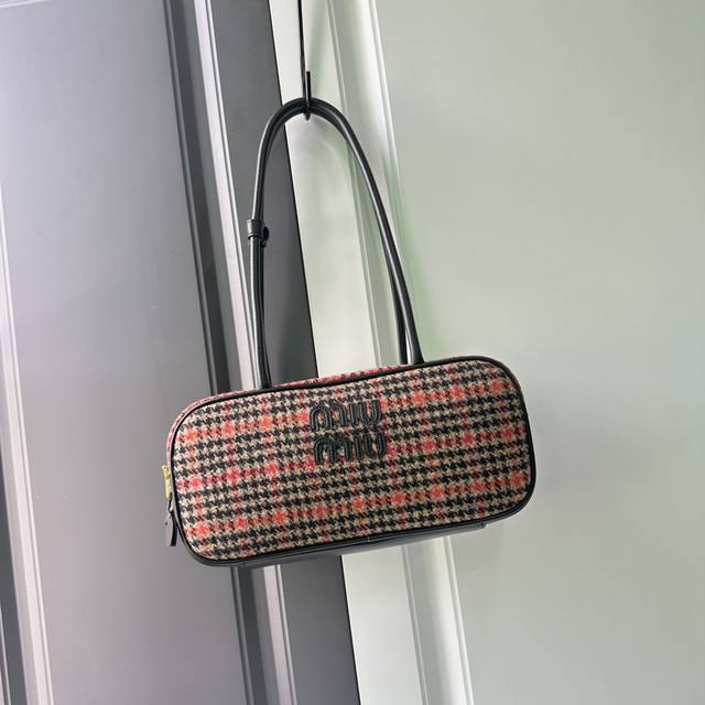 Miumiu 5Bb147:Miu新品千乌格保龄球,采用全新羊毛面料搭配高级平纹小牛皮,大胆创新的设计完美诠释了 Miu不拘一格,潇酒随意包容的人生态度,这款很 Miumiu 5Bb147:Miu新品千乌格保龄球,采用全新羊毛面料搭配高级平纹小牛皮,大胆创新的设计完美诠释了 Miu不拘一格,潇酒随意包容的人生态度,这款很