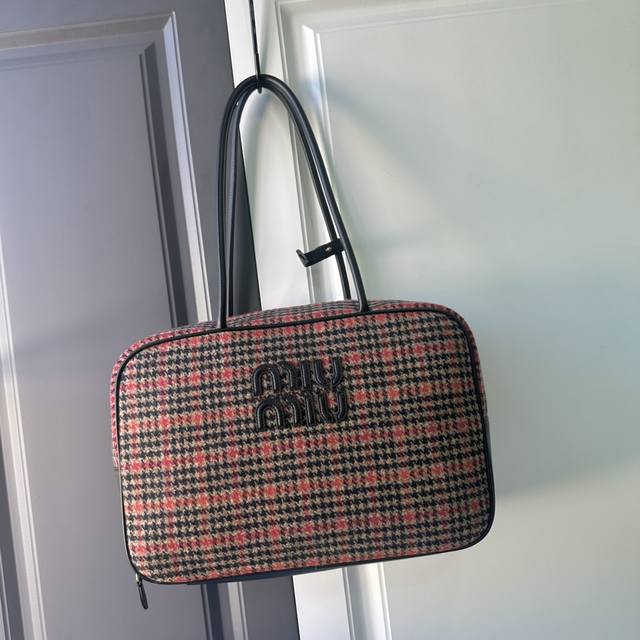 Miumiu 5Bb117:Miumiu新品千鸟格公文包,时尚与经典的完全融合,下一个大爆款非它莫属,羊毛面料搭配小牛皮,质感柔软且耐用,比起全皮款更加轻便且颜 Miumiu 5Bb117:Miumiu新品千鸟格公文包,时尚与经典的完全融合,下一个大爆款非它莫属,羊毛面料搭配小牛皮,质感柔软且耐用,比起全皮款更加轻便且颜
