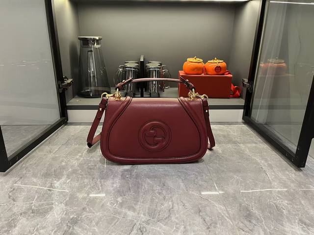 G家品牌标识符号在每一季都会透过不同手法焕新演绎。全新设计双g图案，风格张扬夺目。这款手袋采用提手设计、可斜挎。令经典材质焕发出现代气息，配以进口牛皮对版打磨五