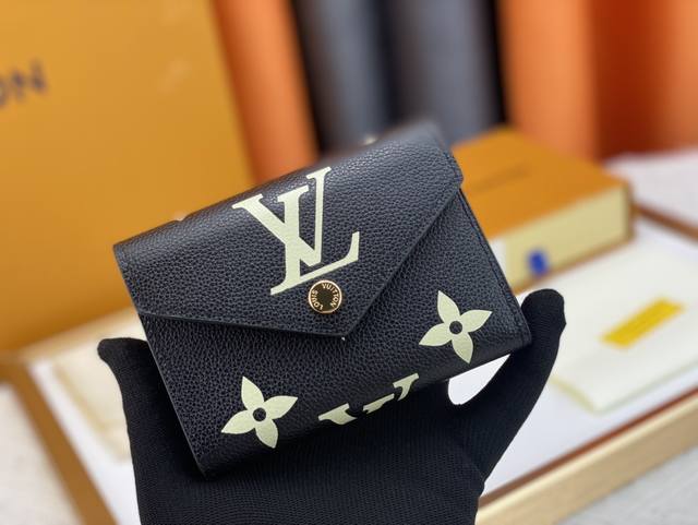 顶级原版 Victorine 钱夹本款 Victorine 钱夹以 Monogram Empreinte 软粒面皮革呈现经典 Monogram 压纹，在双色效果