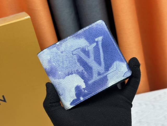 顶级原版 实物拍摄 自家背景 M 458在春夏预收集中，采用黑色的托吕雍阴影皮革材质，上面印有超大专属标识图案的浮雕图案。纤薄又功能性的配饰。紧凑轻便的设计，配