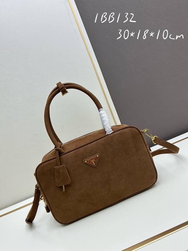 布配皮 ,全皮 Prada 专柜 新款 原单品质+对版专柜五金 尼龙布配头层牛皮锁头包 这款手提包造型挺括而经典，采用再生尼龙 Re-Nylon 材质，精致优雅