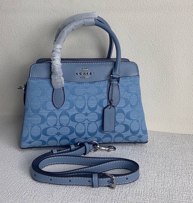 2月上新 Coach Darcie系列新款小号戴妃包上架啦,Ch859 Ch289Ch502多了两个夹层,设计更合理,可随手放进发票纸巾等小物 ....中间夹层 2月上新 Coach Darcie系列新款小号戴妃包上架啦,Ch859 Ch289Ch502多了两个夹层,设计更合理,可随手放进发票纸巾等小物 ....中间夹层